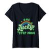 One Lucky St Patricks Day Femme Trèfle arc-en-ciel T-Shirt Col en V Mom